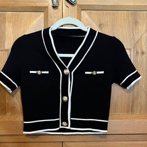 2 Contrast knit crop top one black one white